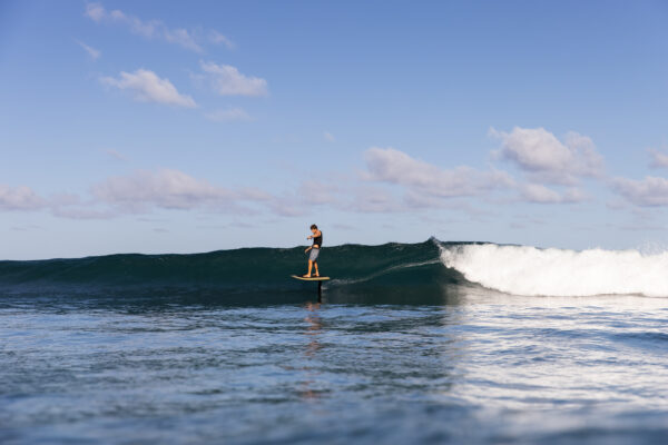 Fliteboard PRO Carbon - Effortlessly glide through waves with hydrofoil excellence, conquering the water in style.